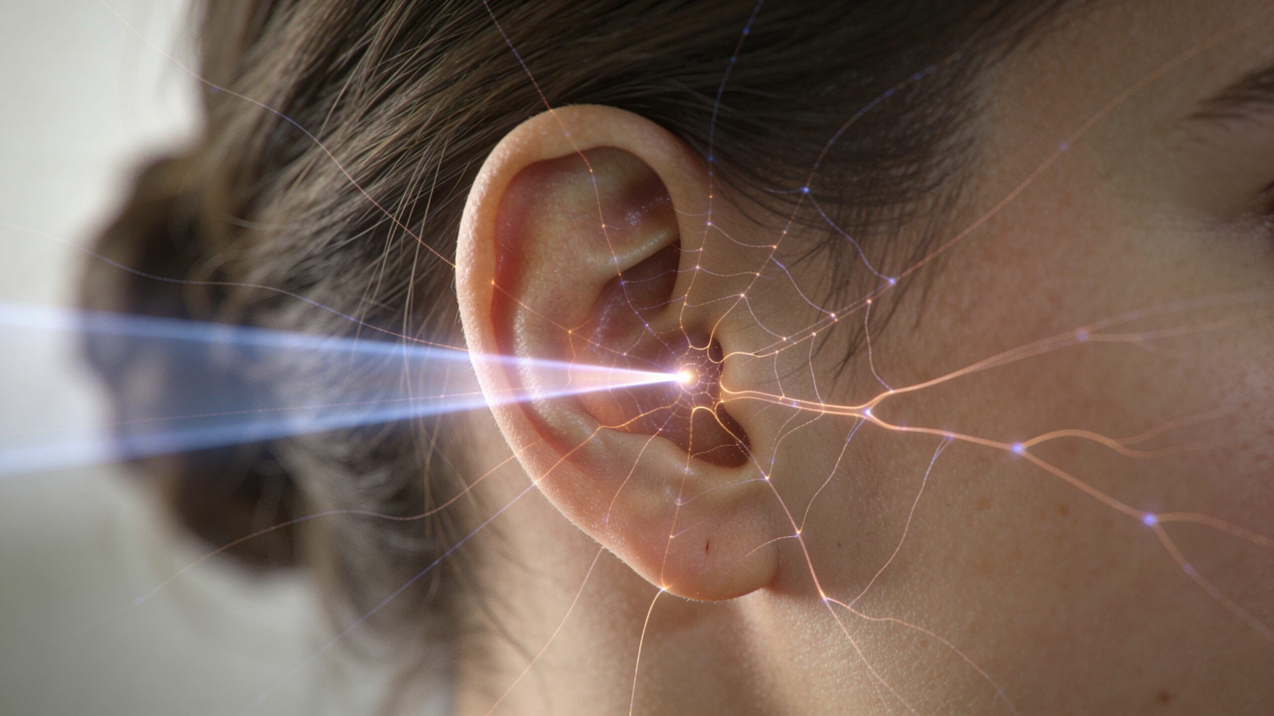 Gros plan sur une oreille humaine recevant une stimulation laser représentant un traitement thérapeutique innovant.