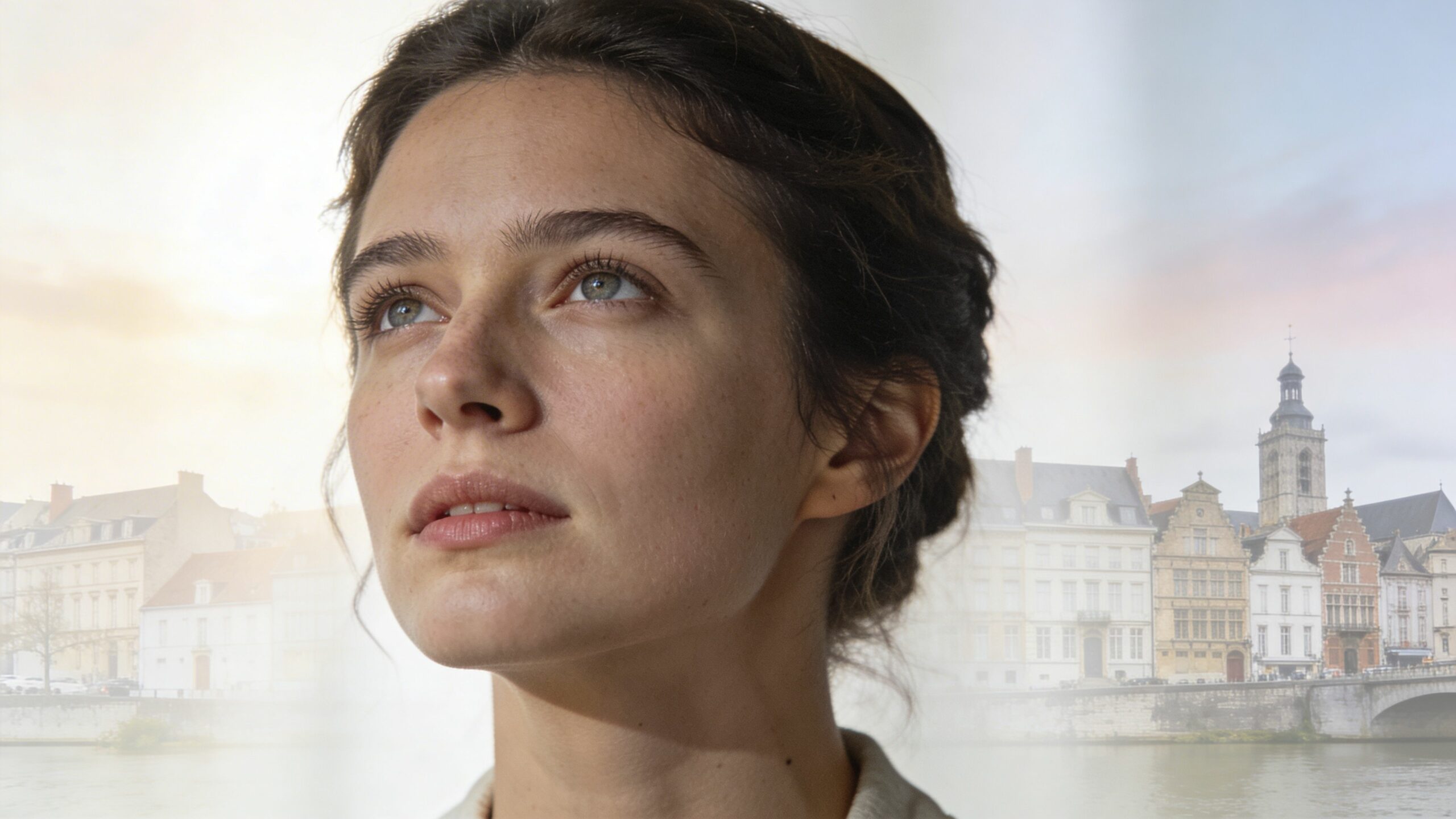 Une jeune femme regarde au loin avec en arrière-plan le paysage urbain historique de la ville de Namur.