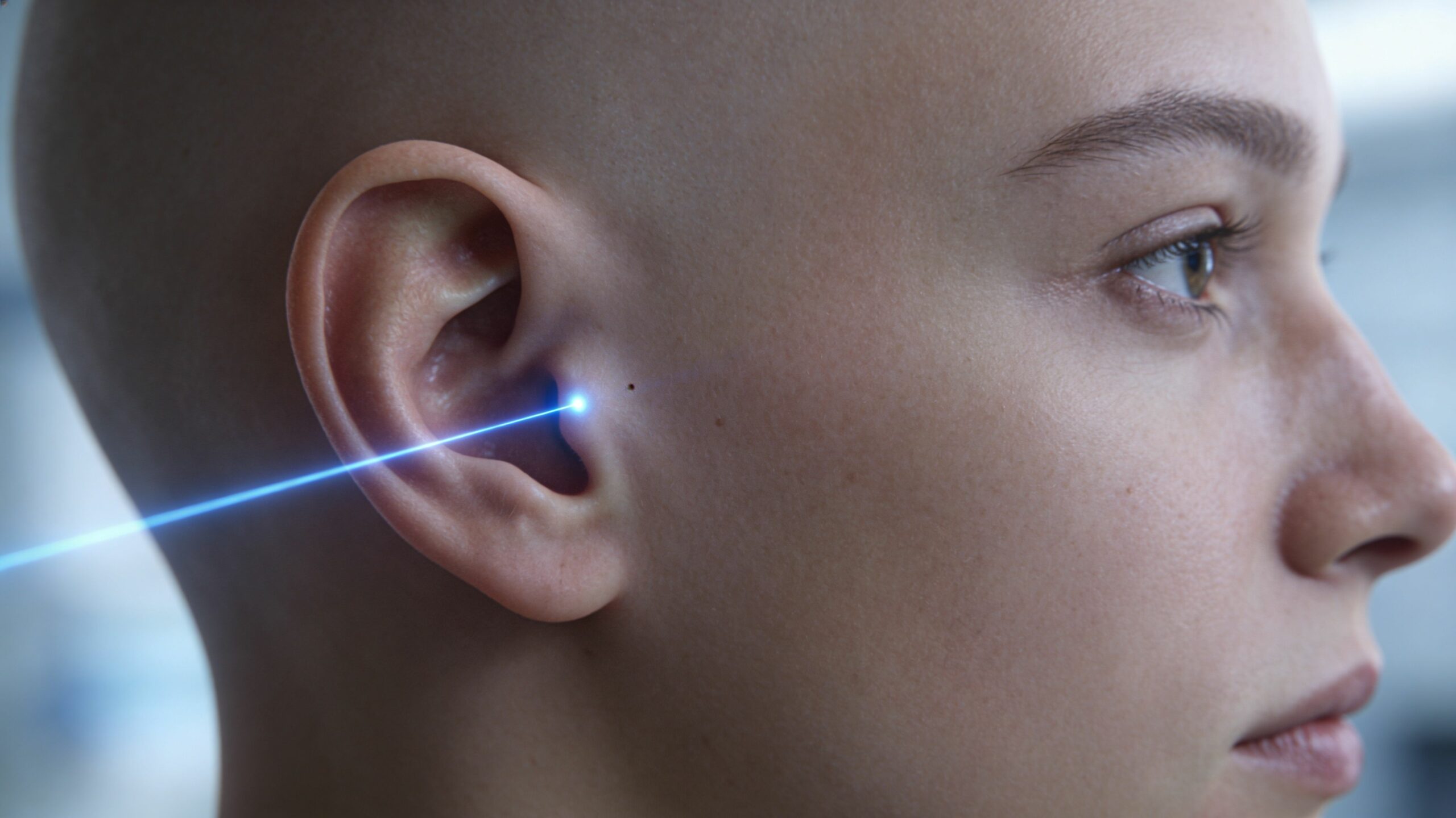 Une personne subissant un traitement laser ciblant l'oreille pour arrêter de fumer dans un cadre médical.