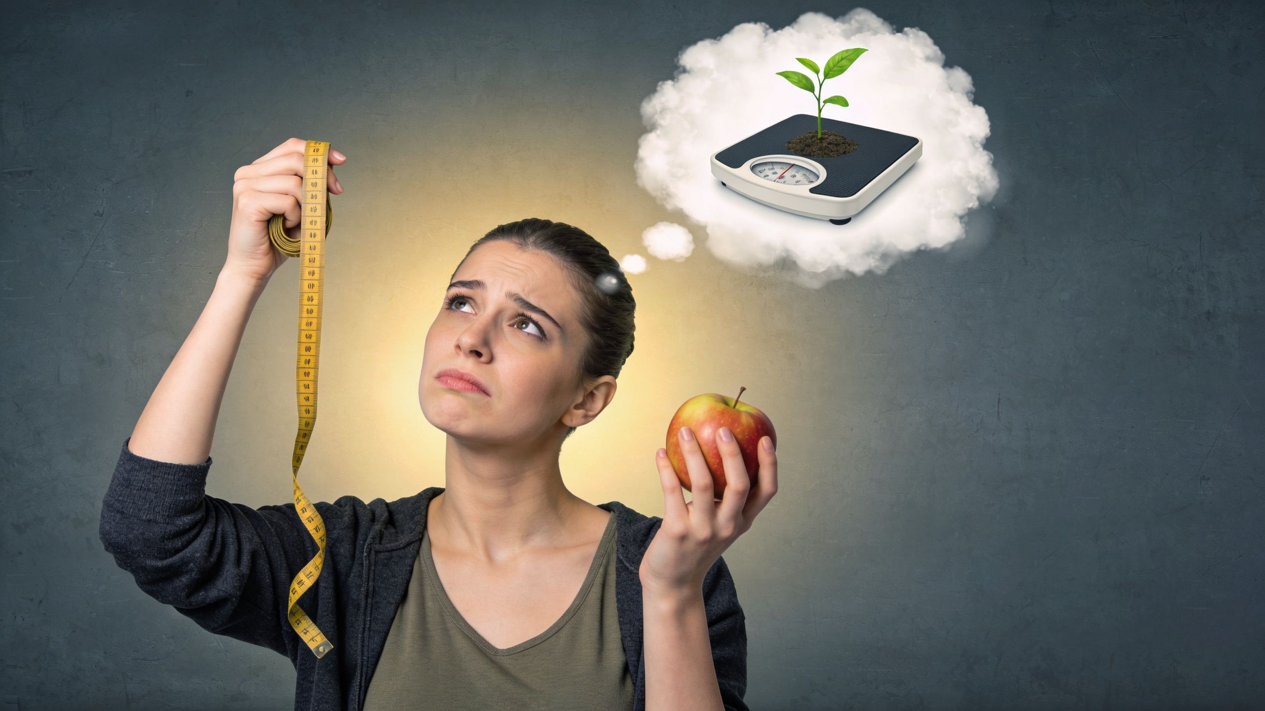 Une jeune femme pensive tenant une pomme et un mètre ruban, illustrant ses préoccupations liées à la perte de poids.