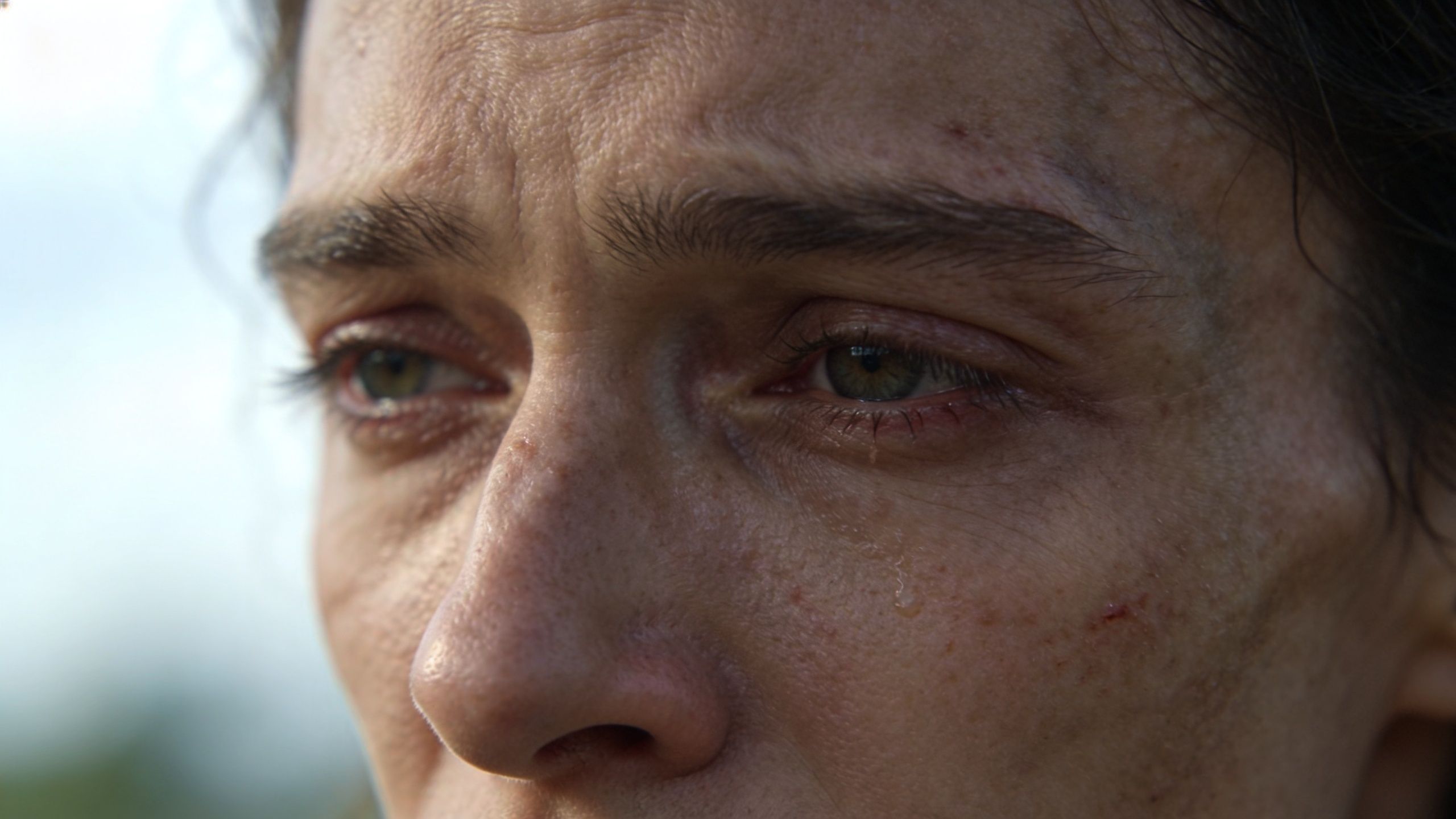 Gros plan sur le visage triste d'une femme avec des yeux larmoyants et une expression de souffrance
